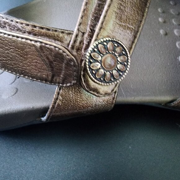 Vionic Sandals-Bronze "Cathy" Triple Strap-Adjustable-Excellent Pre-owned-9 US - Picture 8 of 12